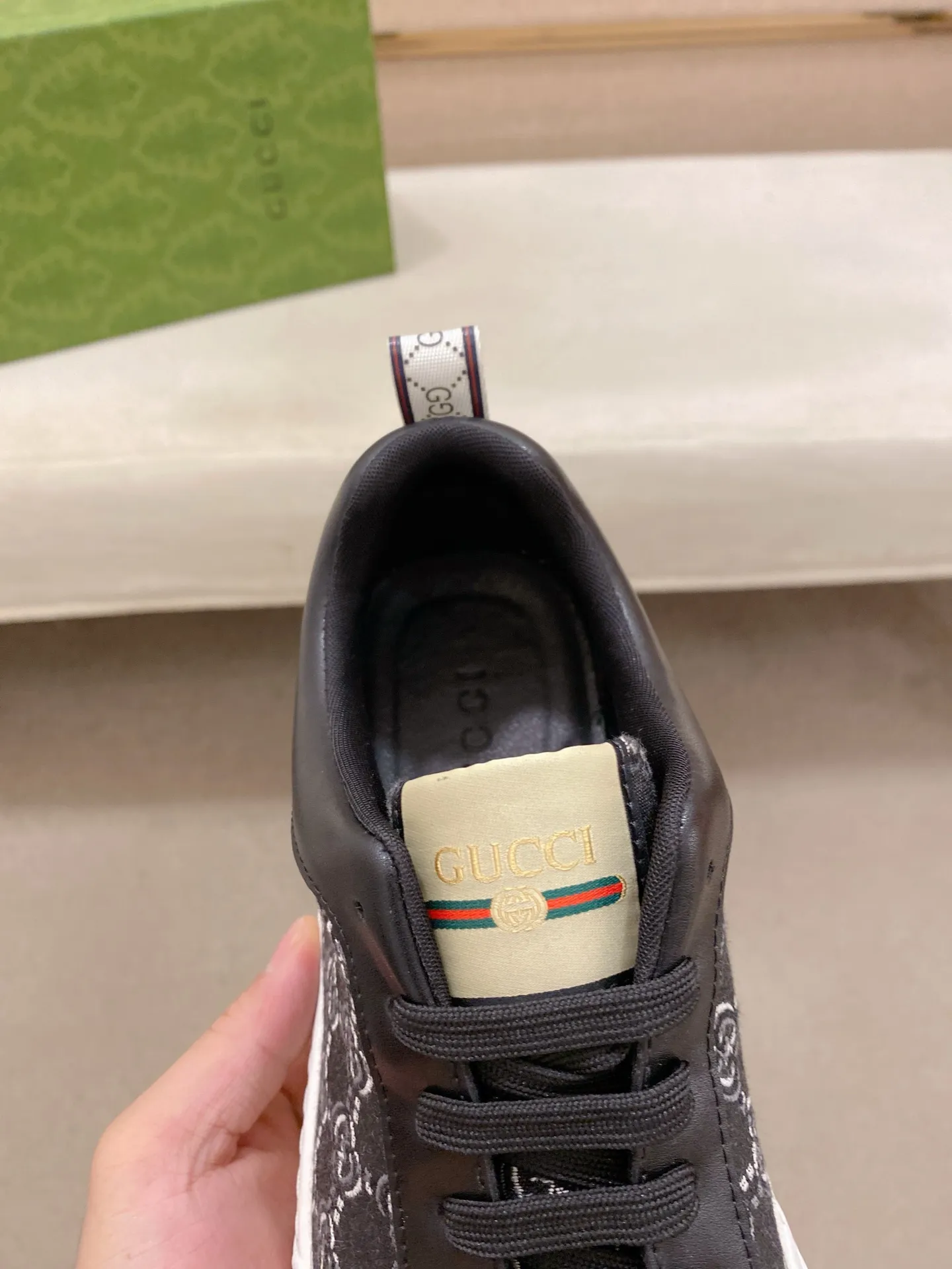 Men's shoes 💰 420 💰 High-quality new GUCCI counters are launched simultaneously. The new men's shoes, 😘fabrics are selected from imported cowhide, and the lining is sheepskin lining. 👍🏿 High-end ☄️ air-cushion molded anti-slip rubber outsole, exquisite lines, simple and elegant, comfortable and high-end for leisure travel. Code number: 38 to 44 (45 can be customized and cannot be returned or exchanged)